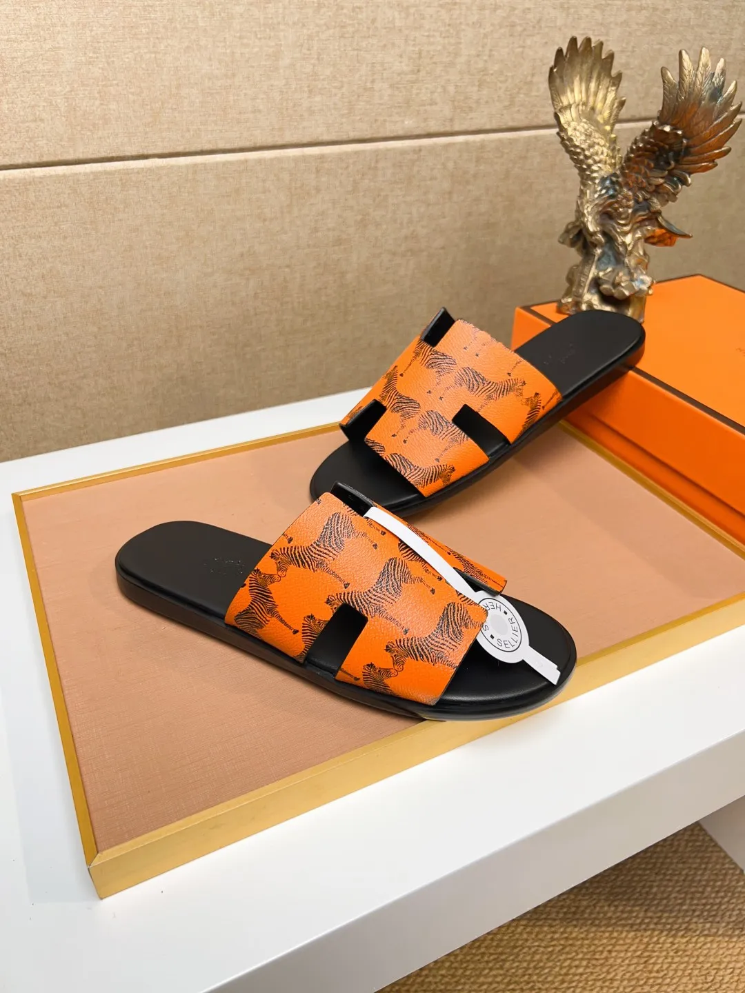 Men's clothing and shoes 💰280 💅💅💅 new arrival. Hermes Hermes official website latest counter synchronized new oran color leather H slippers, the original Paris version flew back to the original model and opened the mold to make it perfectly🍌The highest quality Sincerity, you can enter and leave the counter at will [Deyi] The upper is made of original customized  colored palm prints, crocodile print, ostrich print, colored cow leather, colored cow suede, 🤔 horse hair, 🥳 colored diamonds, 🥰 3D printing, and other genuine leather slippers, imported cow pattern foot pad lining, Italian  latest original genuine leather combination outsole Code number: 38-48 (customized at 46.47.48) Can be made into picture combination sole with genuine leather pattern and ordinary molded outsole
